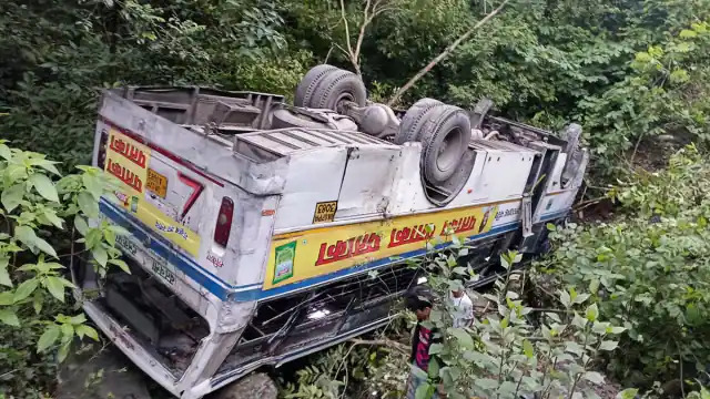 bus_overturned_1658383408