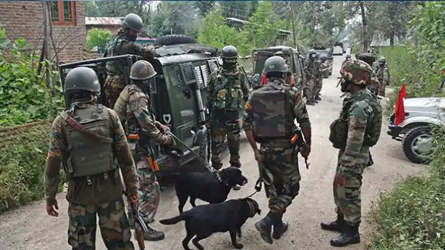 security_forces_operation_against_terrorist_in_their_stronghold_in_jammu_and_kashmir_1598920035 (1)