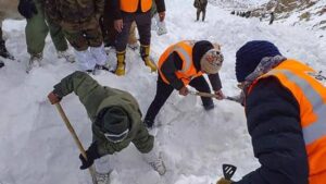 5_dead_5_trapped_in_avalanche_at_Khardung_La_pass_in_Jammu_and_Kashmir_Ladakh_rescuers_at_spot_1547878228