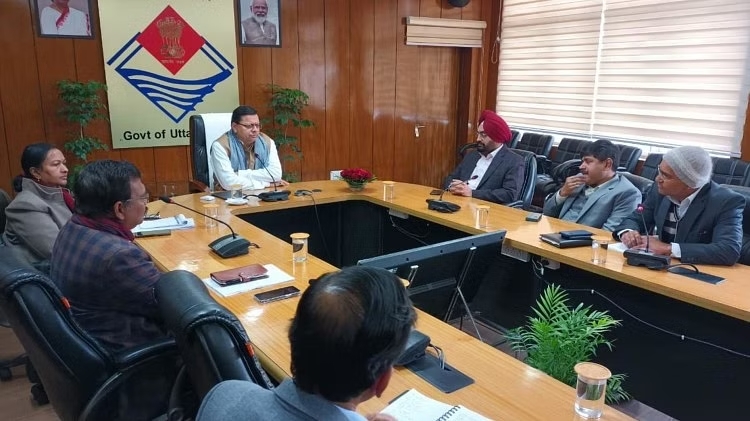 cm-dhami-taking-a-meeting-regarding-joshimath_1674110604