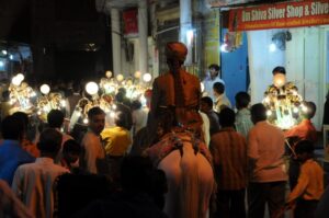 A_wedding_procession_with_the_bridegroom_on_a_horse_Pushkar_Rajasthan-999x663