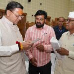 मुख्यमंत्री धामी ने प्रदेश के विभिन्न जनपदों से आए लोगों की समस्याओं को सुना