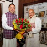 सीएम धामी पहुंचे भगत सिंह कोश्यारी के आवास, भगत दा को दी शुभकामनाएं